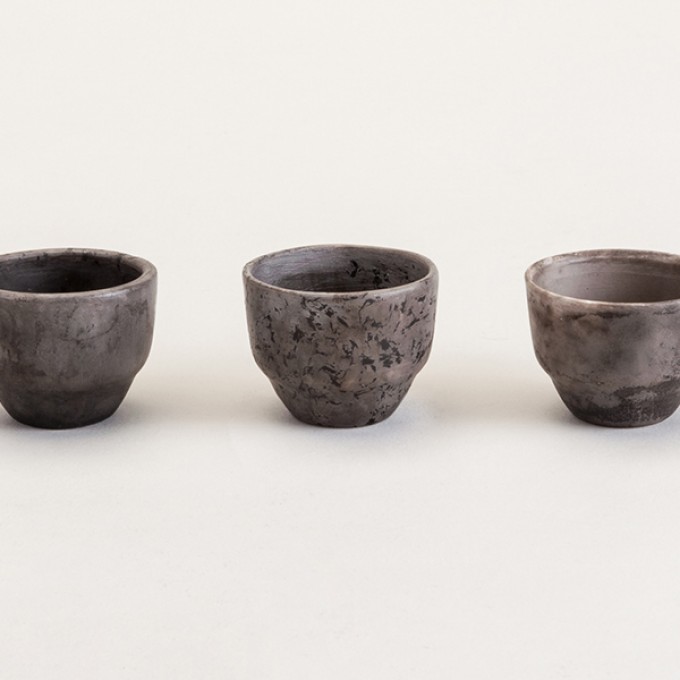 Raku-Cup "Ringo" BLACK EDITION – studio.drei Raku-Cup "Ringo" BLACK EDITION – studio.drei