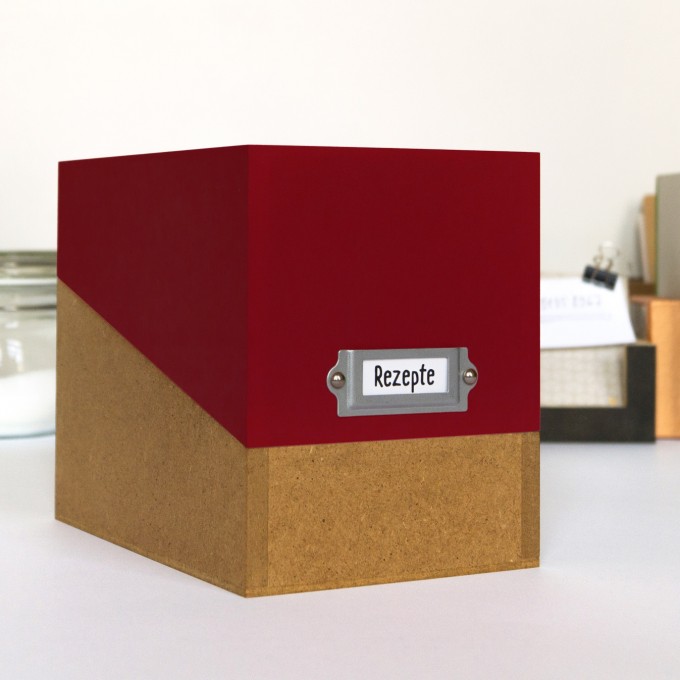 sperlingB – Rezeptbox, weinrot, Karteikartenbox mit Metallschild für Rezepte sperlingB – Rezeptbox, weinrot, Karteikartenbox mit Metallschild für Rezepte