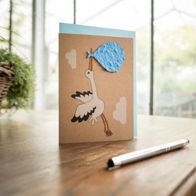 DieStadtgärtner | Karte zur Geburt | Klappkarte "Storch" mit Umschlag | Beutel aus Saatpapier mit Wildblumensamen | Blumen & Grußkarte in einem DieStadtgärtner | Karte zur Geburt | Klappkarte "Storch" mit Umschlag | Beutel aus Saatpapier mit Wildblumensamen | Blumen & Grußkarte in einem