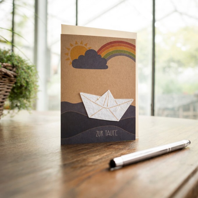 DieStadtgärtner | Karte zur Taufe | Klappkarte "Boot" mit Umschlag | Boot aus Saatpapier mit Wildblumensamen | Blumen & Grußkarte in einem DieStadtgärtner | Karte zur Taufe | Klappkarte "Boot" mit Umschlag | Boot aus Saatpapier mit Wildblumensamen | Blumen & Grußkarte in einem