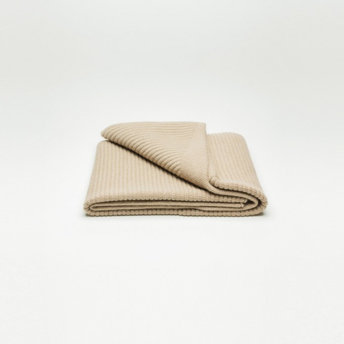 Rimma Tchilingarian – The Oversized Camel Hair Scarf I –
Feinstes Baby Kamelhaar, creme – ungefärbt Rimma Tchilingarian – The Oversized Camel Hair Scarf I –
Feinstes Baby Kamelhaar, creme – ungefärbt