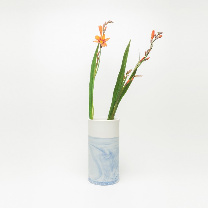Rimma Tchilingarian – The Blue Vase – Handgemachtes Porzellan, weiß und blau – marmoriert Rimma Tchilingarian – The Blue Vase – Handgemachtes Porzellan, weiß und blau – marmoriert