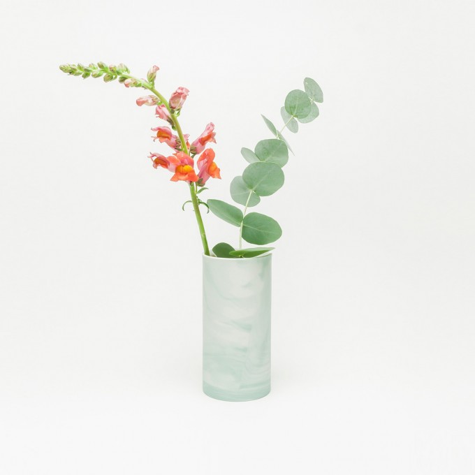 Rimma Tchilingarian – The Green Vase – Handgemachtes Porzellan, weiß und grün – marmoriert Rimma Tchilingarian – The Green Vase – Handgemachtes Porzellan, weiß und grün – marmoriert
