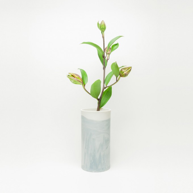 Rimma Tchilingarian – The Grey Vase – Handgemachtes Porzellan, weiß und grau – marmoriert Rimma Tchilingarian – The Grey Vase – Handgemachtes Porzellan, weiß und grau – marmoriert