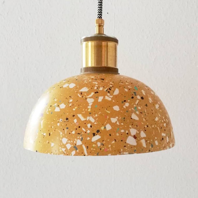 Terrazzo Hängelampe / Leuchte ocker-bunt / objet vague Terrazzo Hängelampe / Leuchte ocker-bunt / objet vague