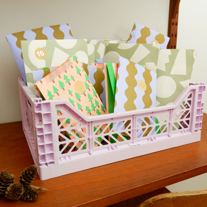 tinyday | Adventskalender für Kinder – 24 befüllte Tütchen mit kleinen Überraschungen, Spielen & Süßem – liebevoll handverpackt