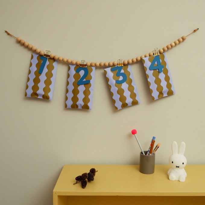 tinyday | Moderner Adventskalender – Wanddeko mit Lederband & Holzperlen für 4 Adventssonntage