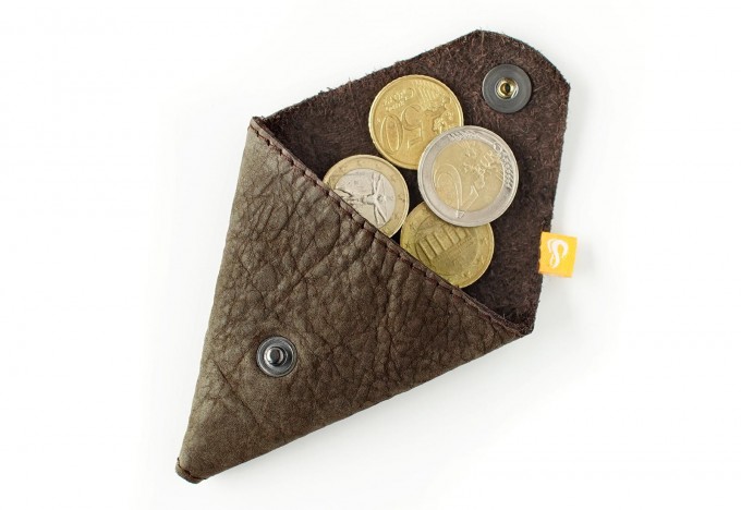 Triangle Wallet - Kleingeldbörse aus dunkelbraunem Leder - Burning Love Triangle Wallet - Kleingeldbörse aus dunkelbraunem Leder - Burning Love