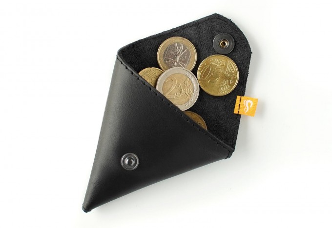 Triangle Wallet - Kleingeldbörse aus schwarzem Leder - Burning Love Triangle Wallet - Kleingeldbörse aus schwarzem Leder - Burning Love