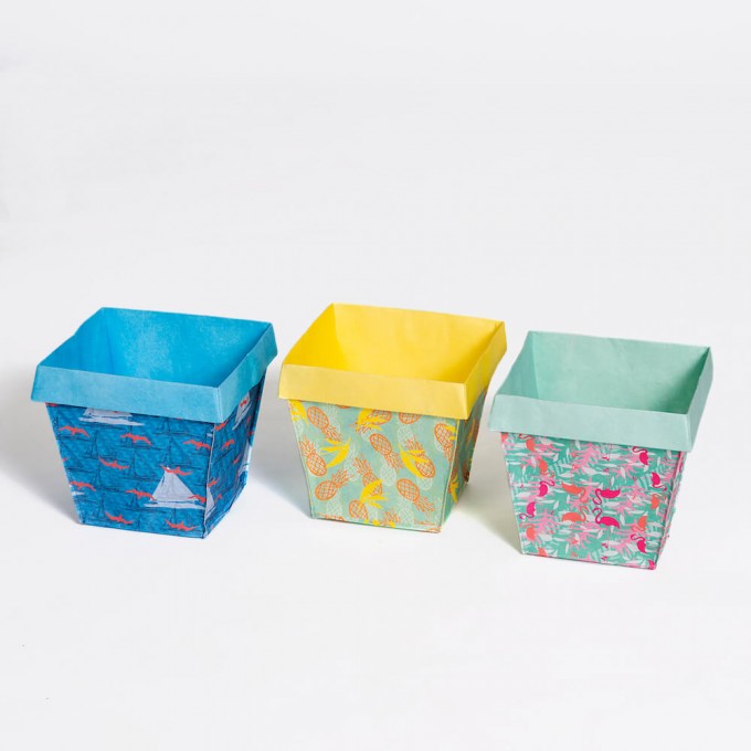 DieStadtgärtner | 3 sommerliche Design-Blumentöpfe aus Tyvekk® | Absolut reiß- und wasserfest | Zum Umtopfen oder als Übertopf | Enthält 3 Motive: Flamingo, Ananas & Möwe DieStadtgärtner | 3 sommerliche Design-Blumentöpfe aus Tyvekk® | Absolut reiß- und wasserfest | Zum Umtopfen oder als Übertopf | Enthält 3 Motive: Flamingo, Ananas & Möwe