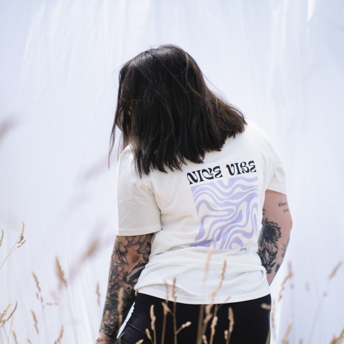 T-Shirt NICE VIBE lila – vibefocus