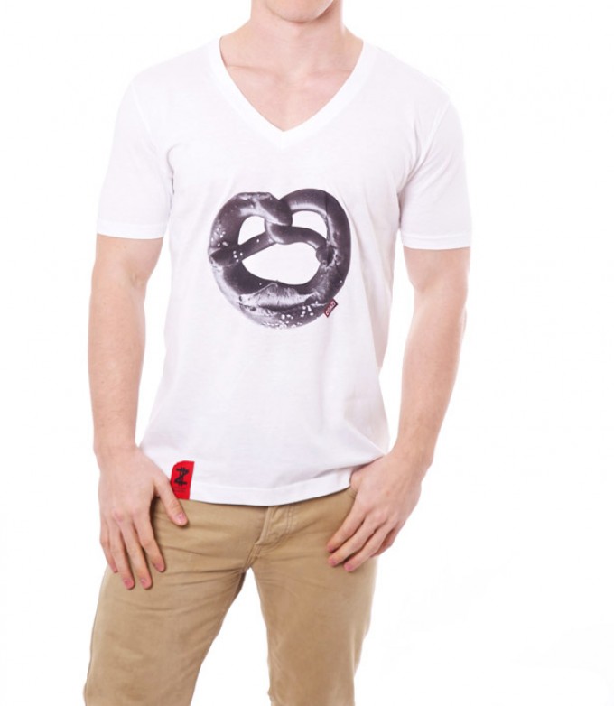 Coazi Brezel V-Shirt | Bio Baumwolle & Fair Trade Coazi Brezel V-Shirt | Bio Baumwolle & Fair Trade