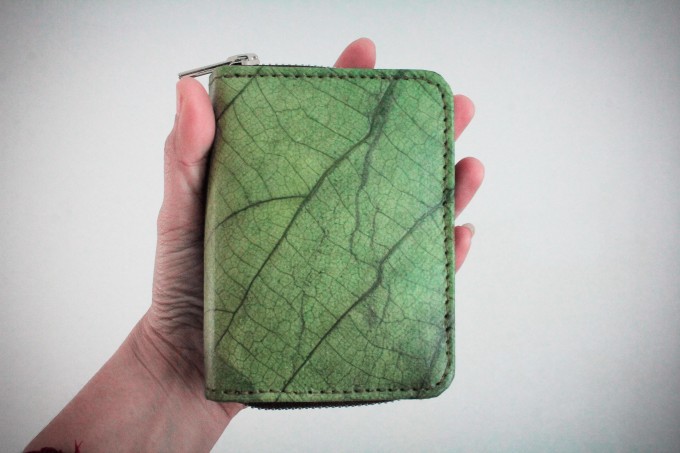 Nachhaltiges Portemonnaie aus recycelten Blättern in grün mit Zipper – vegan & umweltfreundlich BY COPALA