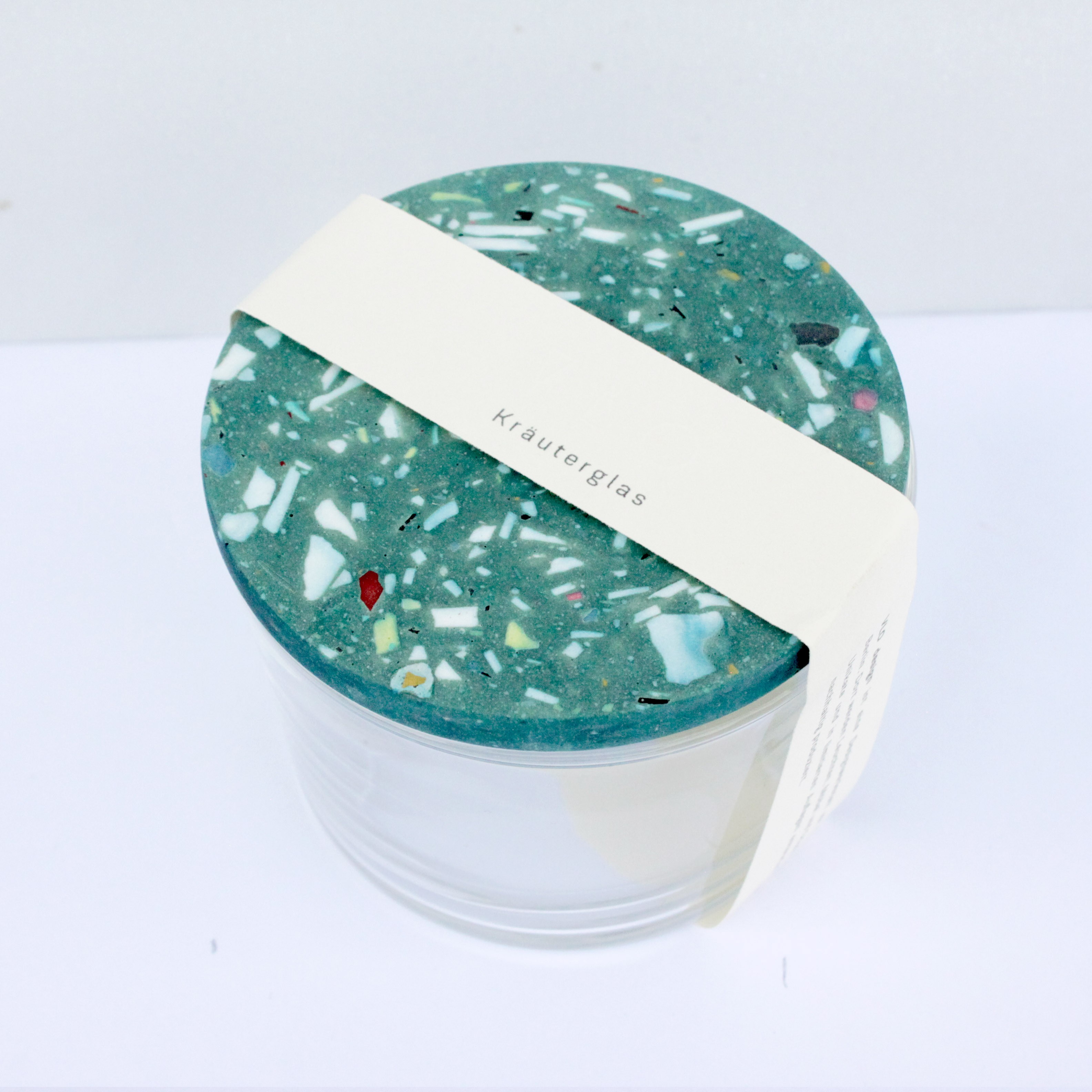 VLO design / Terrazzo Kleines Glas mit grünem Deckel