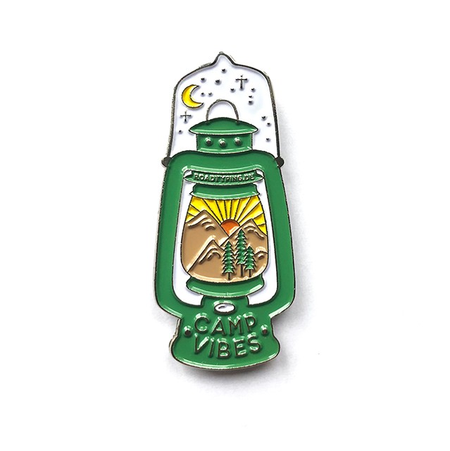 Roadtyping Emaille Pin Öllampe