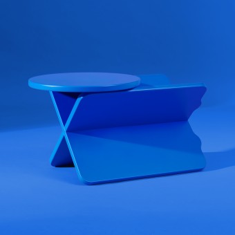 XO Hocker und Sidetable in TIEFBLAU von Studio Sonntag