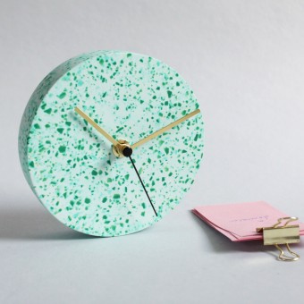 Kleine Wanduhr mit Uhrzeiger aus Messing / tükis / objet vague