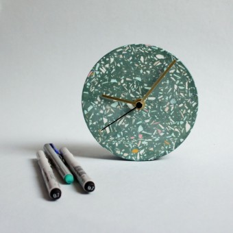 Kleine Wanduhr mit Uhrzeiger aus Messing / Tafel / objet vague