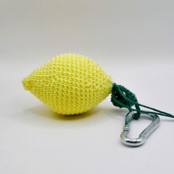 'Lemon Charm' gehäkelter Zitronen Anhänger von crroco studio