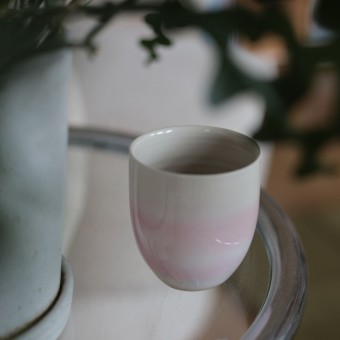 AURA Keramikbecher Rosa – Handgemachter Kaffeebecher mit Farbverlauf, Steinzeug Tasse, Handmade Cup, Geschenk für Kaffeeliebhaber