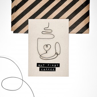 TYPOP Klappkarte „But first Coffee” mit Kaffeetasse aus Draht inkl. Umschlag