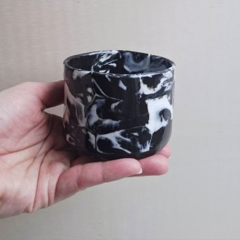 Skelini – Kaffeetasse aus Porzellan in Schwarz-Weiß