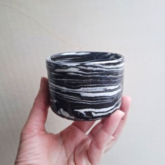 Skelini – Kaffeetasse aus Porzellan in Schwarz-Weiß