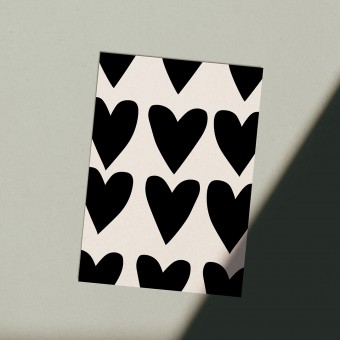 Love is the new black - Postkarte "Herzen"
