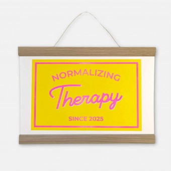 Riso-Poster Normalizing Therapy & Magnetischer Aufhänger – Brunhilda