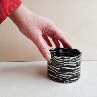 Skelini – Kaffeetasse aus Porzellan in Schwarz-Weiß