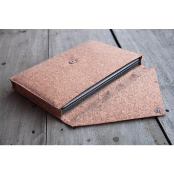 Gefütterte 15–16 Zoll Laptoptasche aus Kork | Nachhaltige vegane Laptop Hülle - Magnetverschluss, wasserabweisend für MacBook Air/Pro, Natur BY COPALA