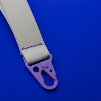 Mini-Strap aus LKW-Plane mit Soft-Touch-Karabiner – Buttergelb & Heidelbeere - Pikto3000