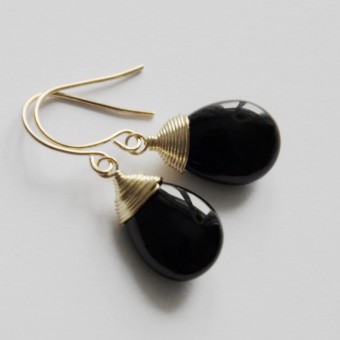 nahili OHRRINGE "Onyx teardrop" Gelbgold 14K schwarze Tropfen