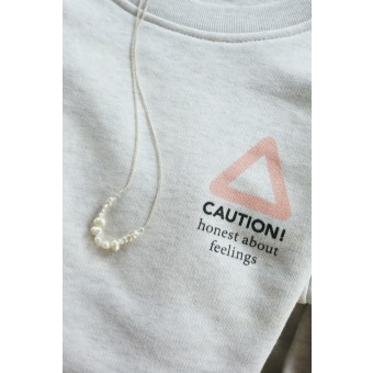 stahlpink – "CAUTION - honest about feelings" - nachhaltiger Sweater in weiß-meliert
