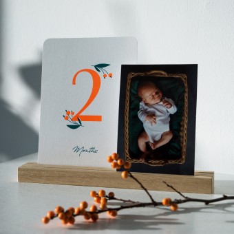 Geschenkset "Wild Flower" zur Geburt: Meilensteinkarten + passende Bilderleiste aus Eiche + Glückwunschkarte, Risographie Art Print