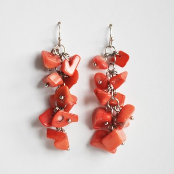 OHRRINGE Korallen Traube aus gebrochenen echten Korallensplittern mit silbernen Ohrhaken