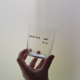 GROWING OLD Glas – Johanna Schwarzer