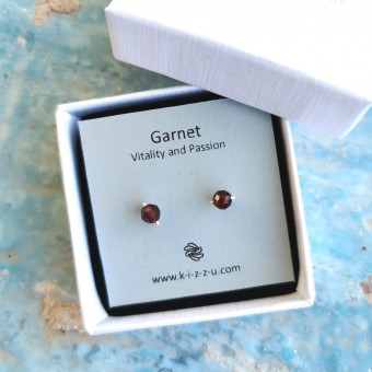 Granat-Ohrstecker • Dunkelrote Mini-Studs • Handmade aus Sterling Silber / Gold Filled • Leidenschaft & neue Energie