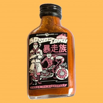 Hot Sauce Bosozoku – Mittelscharfe Chili-Sauce mit Geschenktüte und Holzfigur - Heldbergs Games