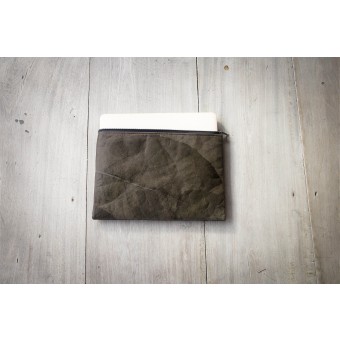 Gefütterte nachhaltige Laptop Hülle 15–16" aus Blattleder – Vegane, handgenähte & wasserabweisende Laptoptasche für MacBook in grau / braun BY COPALA