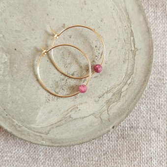 Creolen mit leuchtendem Rubin – minimalistisch, edel und ideal für jeden Tag! - handgefertigt aus Sterling Silber oder (Rosé) Gold Filled - KIZZU Schmuck Manufaktur