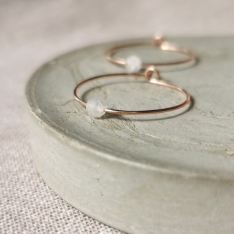 Creolen mit schimmerndem Mondstein – zart, elegant und für jeden Tag gemacht! - handgefertigt in Sterling Silber und (Rosé) Gold Filled - KIZZU Schmuck Manufaktur