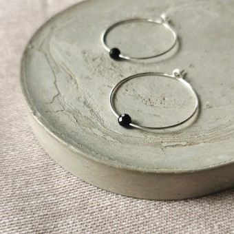 Creolen mit tiefschwarzem Onyx – minimalistisch, elegant und perfekt für jeden Tag! - handgefertigt aus Sterling Silber oder (Rosé) Gold Filled - KIZZU Schmuck Manufaktur