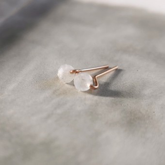 Mondstein Ohrstecker – für Intuition und weibliche Energie - handgefertigt aus Sterling Silber oder (Rosé) Gold Filled - KIZZU Schmuck Manufaktur 