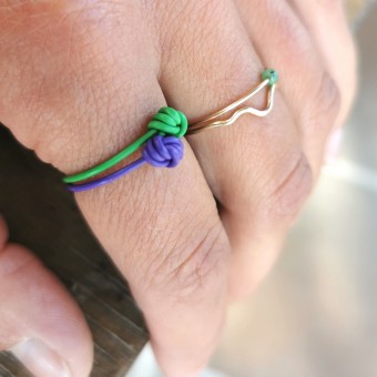 Lila Knotenring – handgemacht, verspielt und ein echter Hingucker I KIZZU Schmuck Manufaktur 
