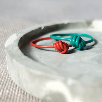 Knotenring Rot – Handgemacht aus recycelten Kabeln | KIZZU Schmuck Manufaktur 