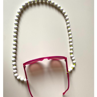Minimalistische Brillenkette aus Holzperlen von not white studio.