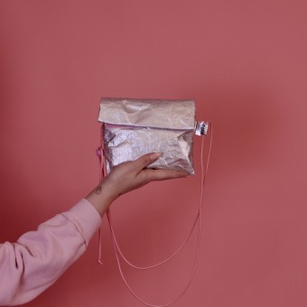  Pikto3000 Mini-Rolltop-Tasche – Silber mit rosa Details – Leichte Umhängetasche aus Tyvek®