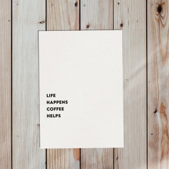 Love is the new black - Postkarte "Life happens"