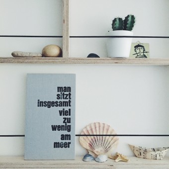 man sitzt insgesamt viel zu wenig am meer Letterpress von papelami